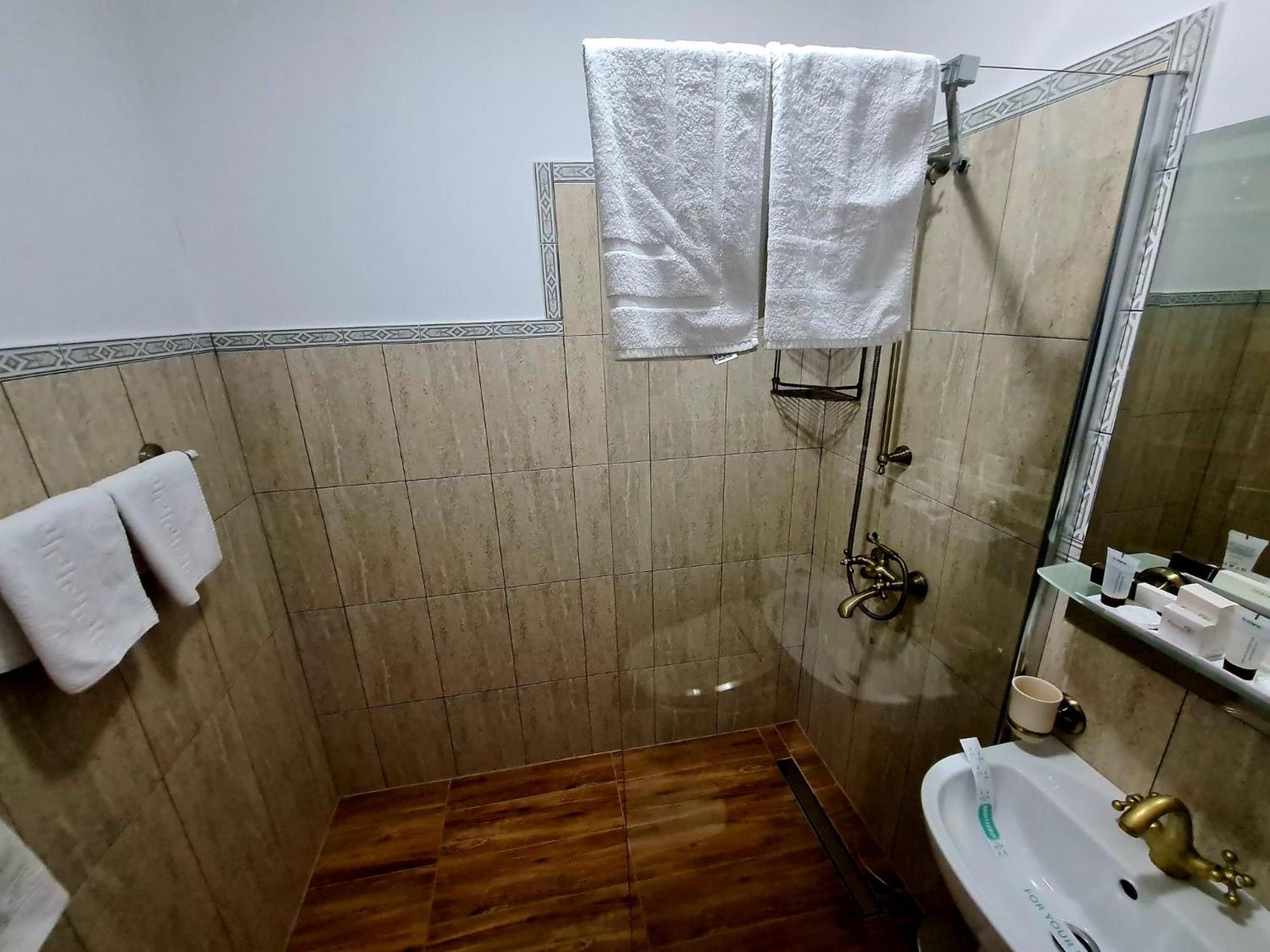 Hotel Armenopolis Gherla Esterno foto