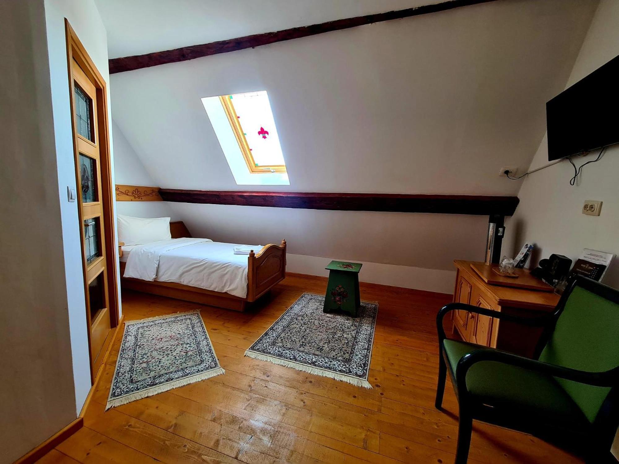 Hotel Armenopolis Gherla Esterno foto