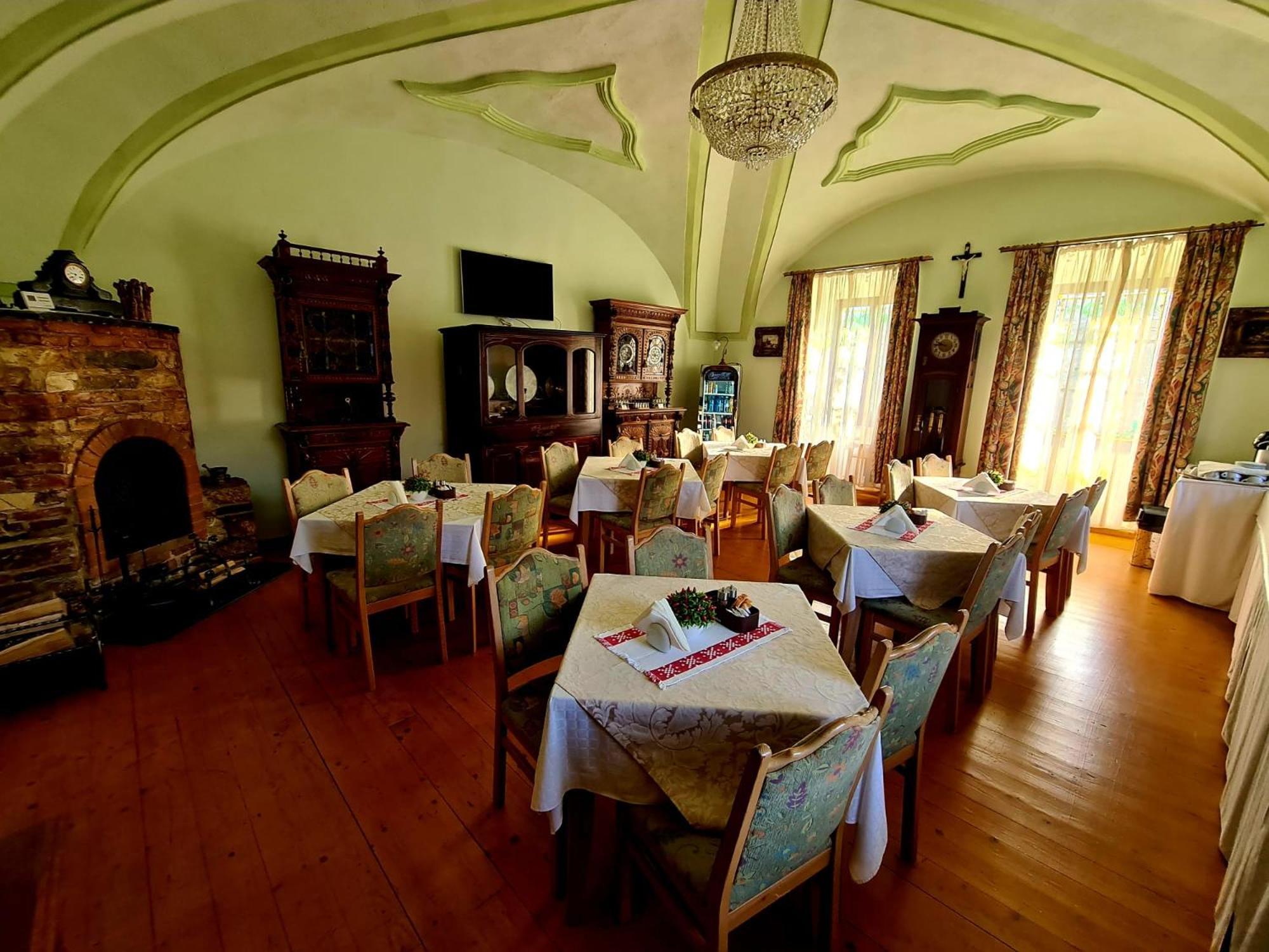 Hotel Armenopolis Gherla Esterno foto